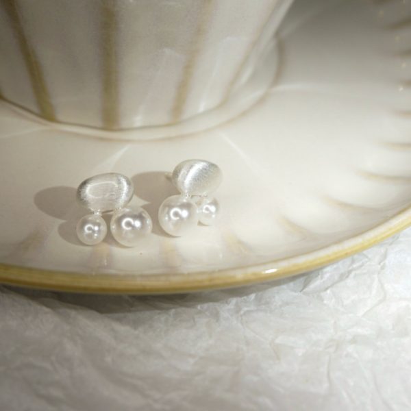Filigree Pearl Rhythm: Brushed Double Pearl Irregular Earrings