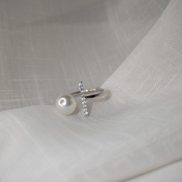 Pearl Diamond Glow - A Radiant Elegance at Your Fingertips